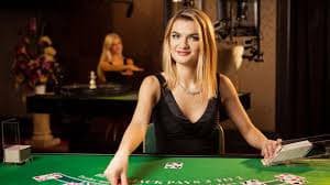mekar4d Dadu Online live dealer rolling three dice with on-screen result display